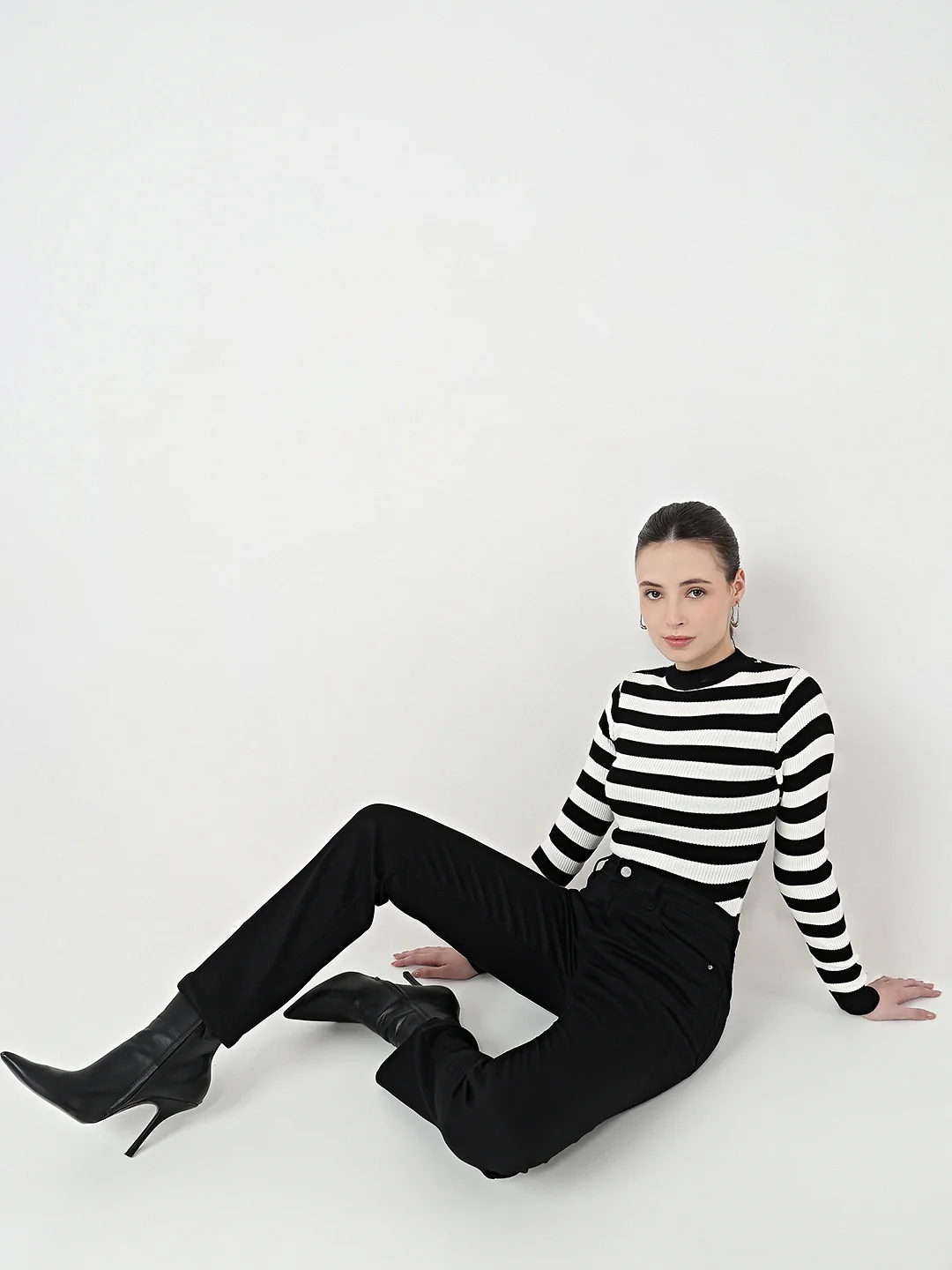 Women Black/Ivory Slim Fit Flat Knit