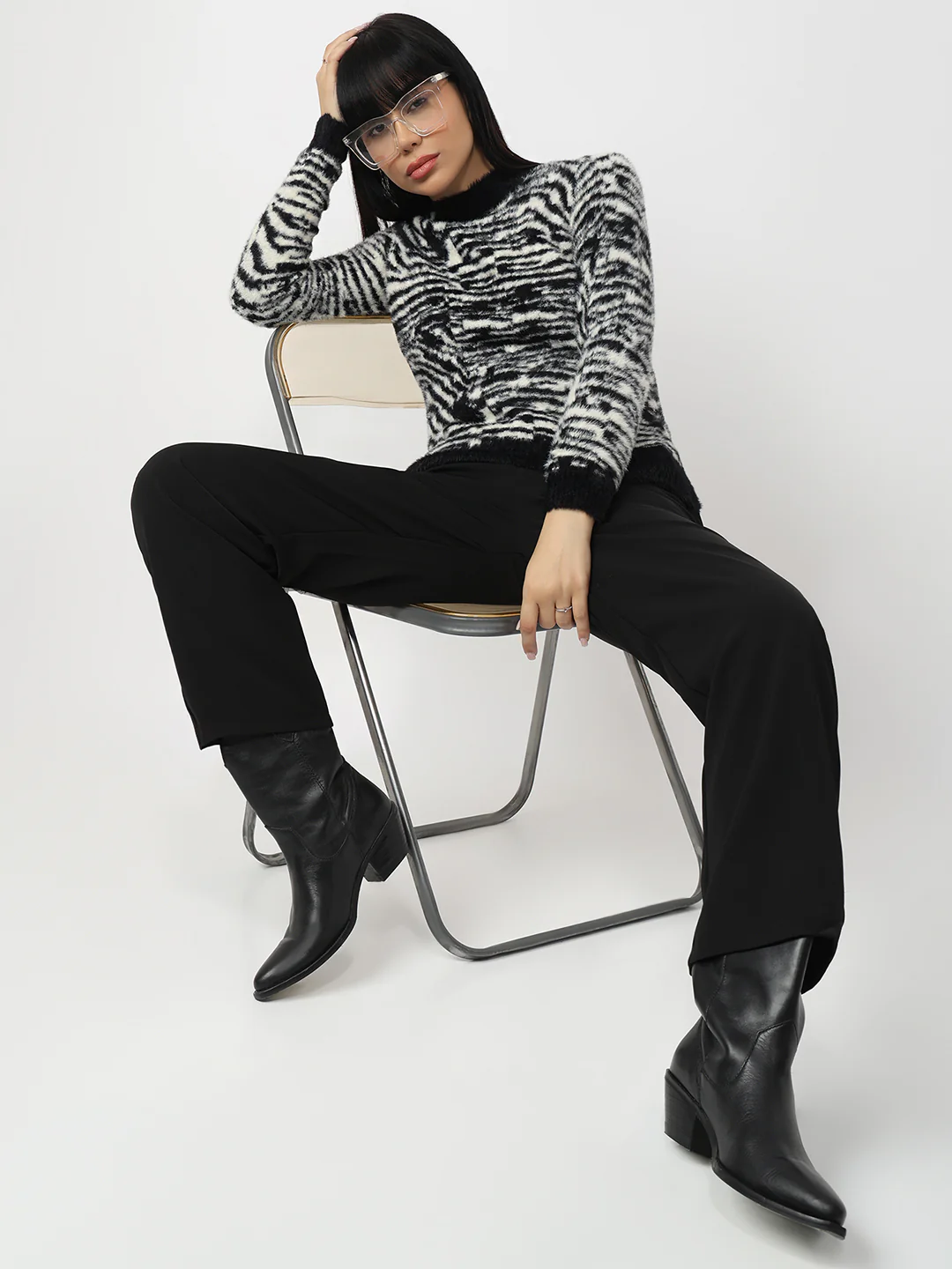Women Black/Off White Slim Fit Sweater