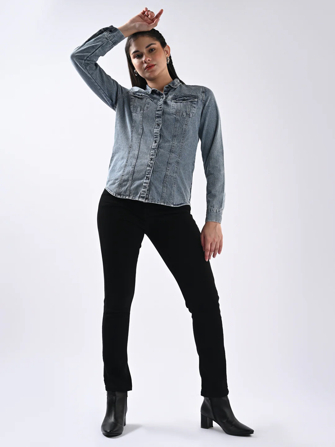 Women Black Snug Straight Fit Jeans