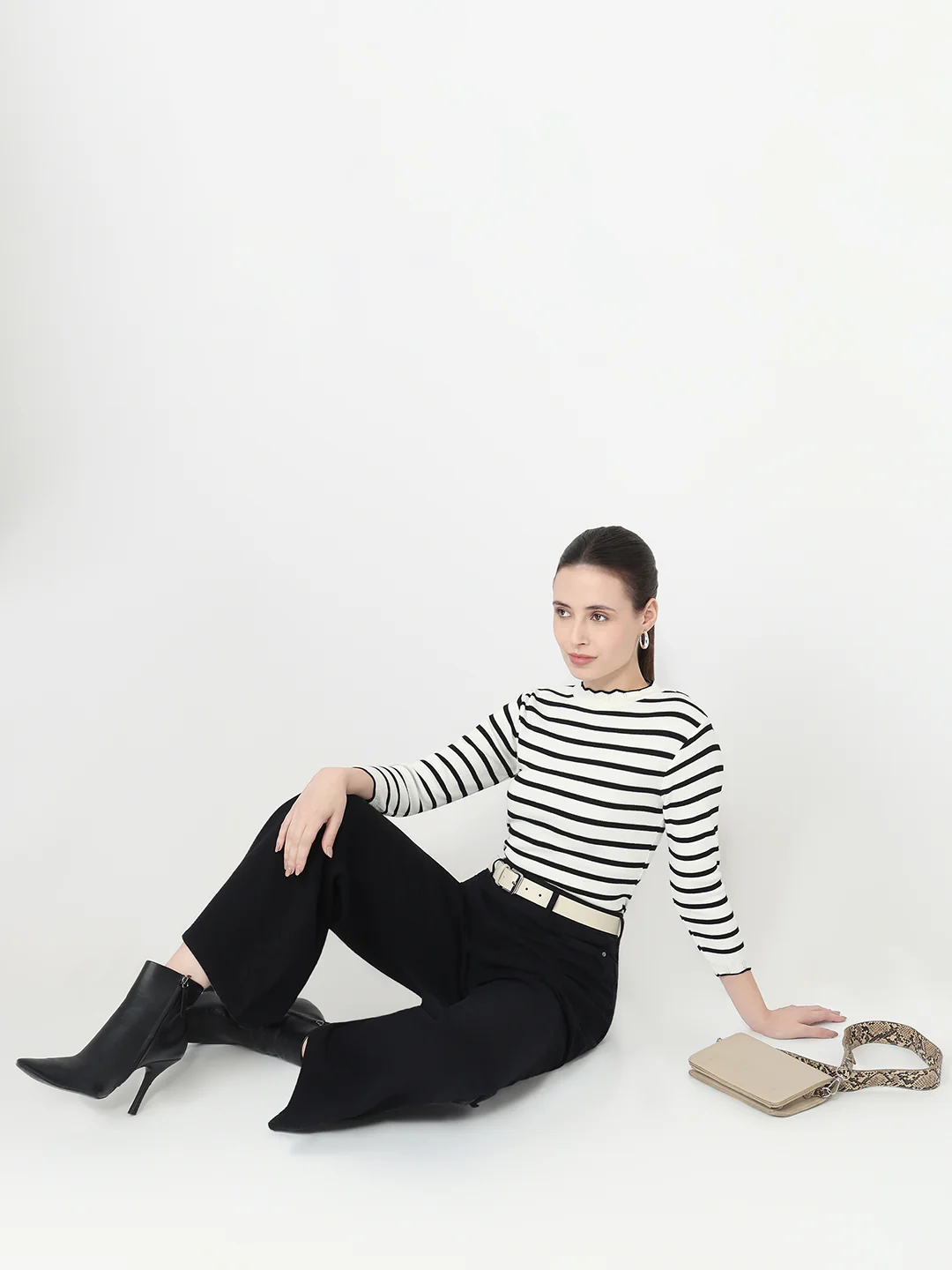Women Black/White Slim Fit Flat Knit
