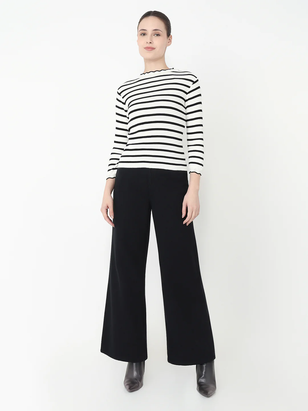 Women Black/White Slim Fit Flat Knit - Image 4