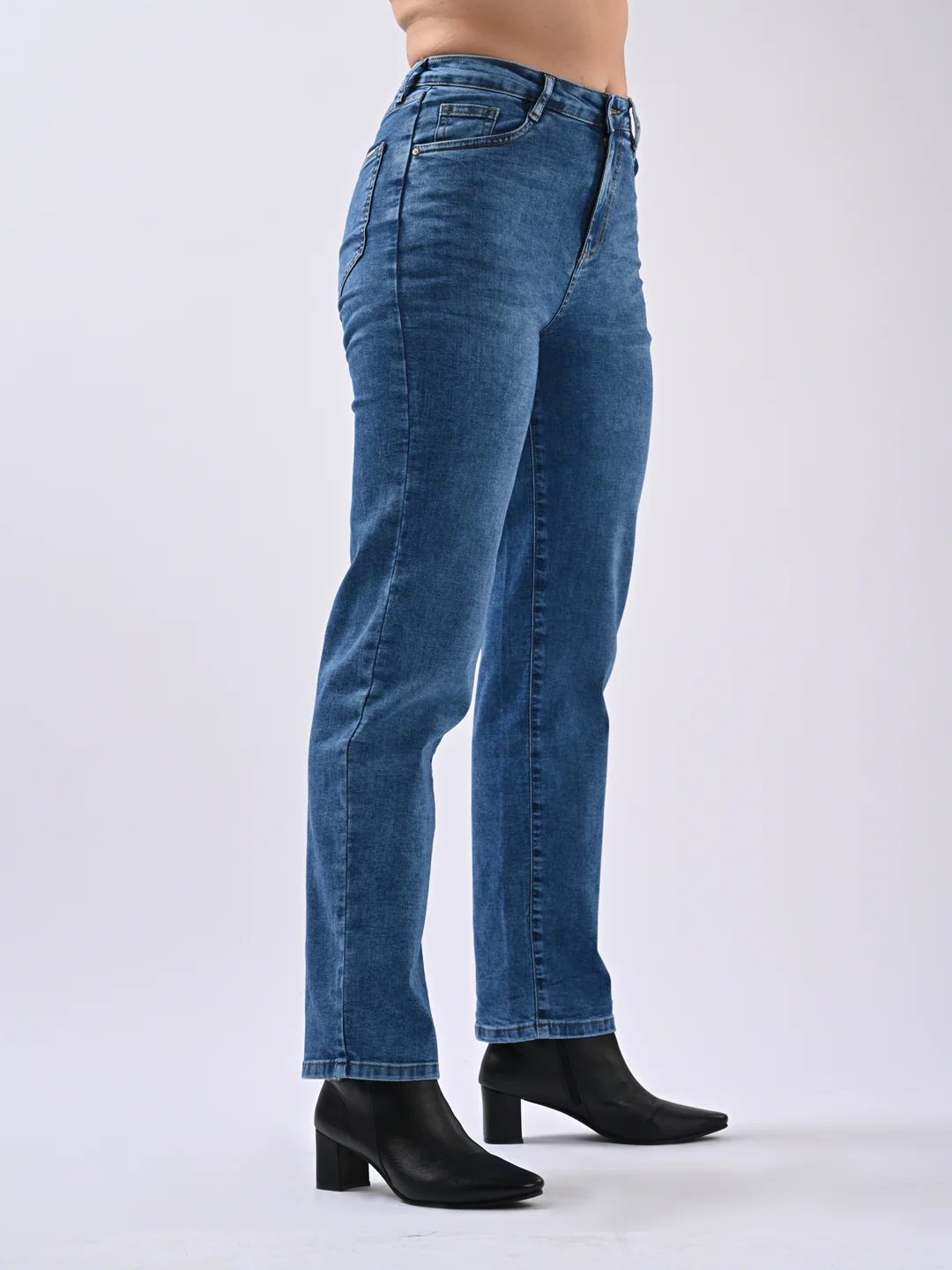 Women Blue Relax Straight Jeans - Image 4