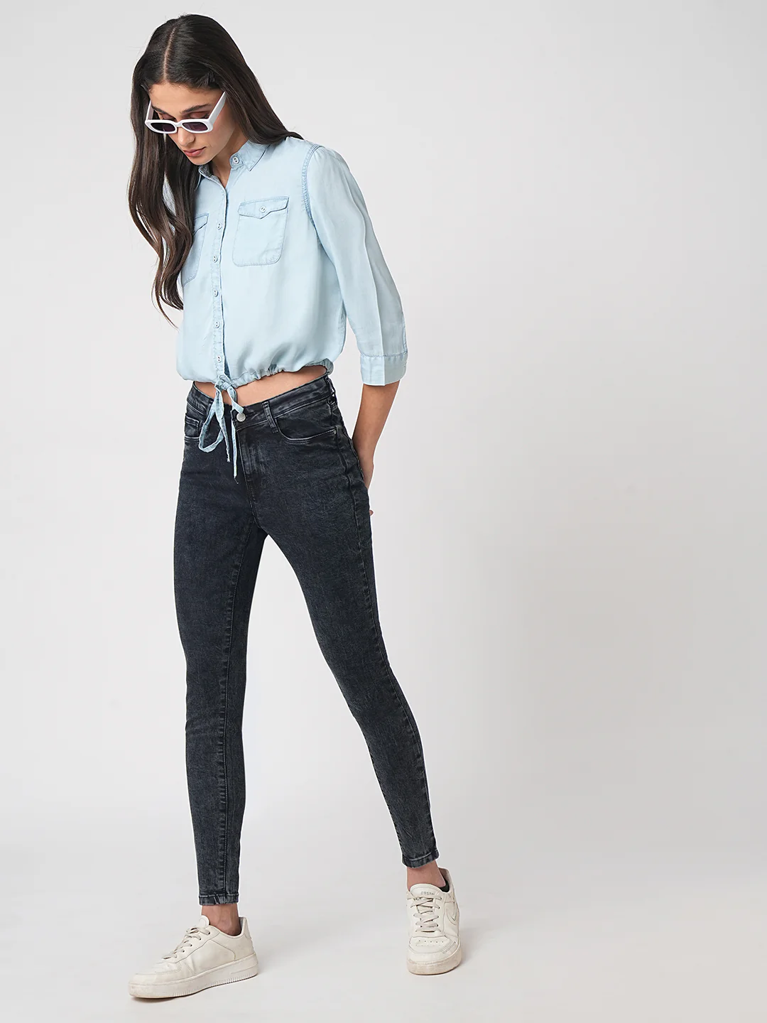 Women Carbon Black Mid-Rise Skinny Jeans - Image 2