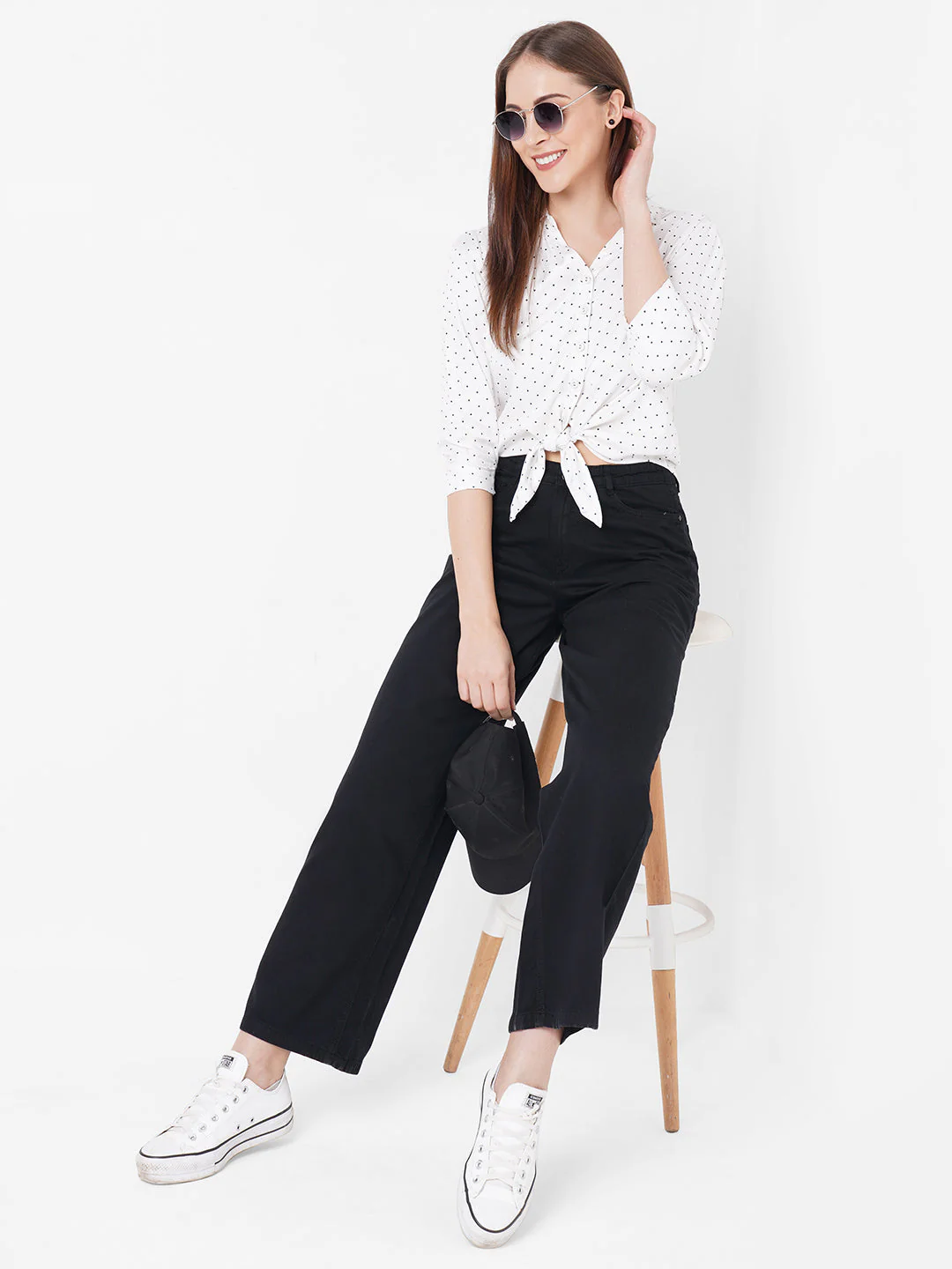 Women Off White Tie-Up Printed Crop Shirt - Image 4